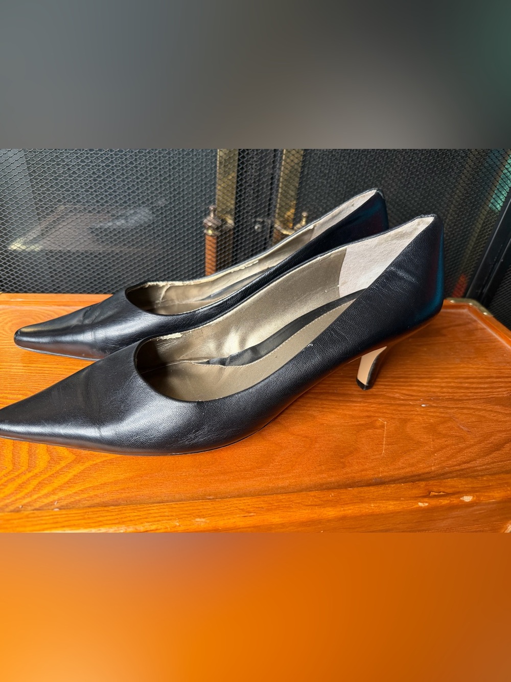 Ladies sz 10 BLACK LEATHER BANDOLINO POINTY 2” PUMPS